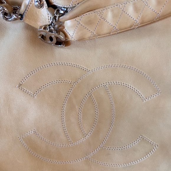 Authentic Chanel XL lambskin soft yellow Tote/Weekender bag - Picture 4 of 16